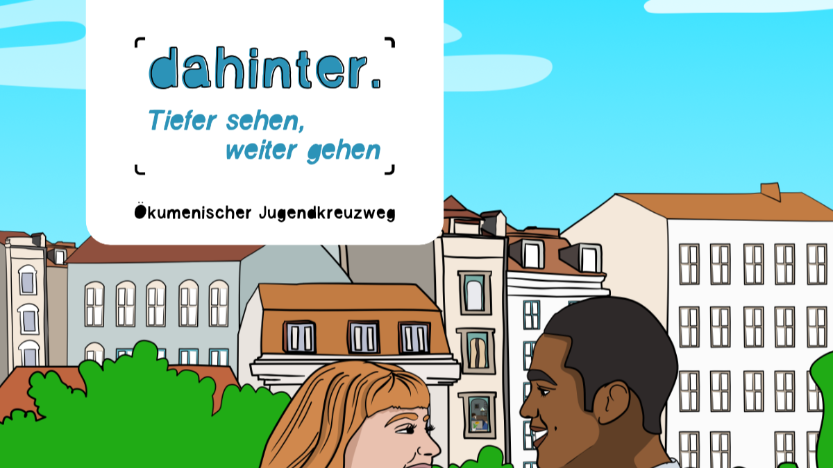 Das Bild zeigt eine farbenfrohe Zeichnung vor einem hellblauen Himmel mit einzelnen weißen Wolken. Im Vordergrund stehen zwei Personen dicht beieinander. Hinter ihnen ist eine Reihe mehrstöckiger Gebäude mit vielen Fenstern zu sehen, teilweise mit roten Dächern. Davor wachsen grüne Büsche. Links oben im Bild befindet sich ein weißes Feld mit dem Schriftzug: „dahinter. – Tiefer sehen, weiter gehen“. Darunter steht „Ökumenischer Jugendkreuzweg“.