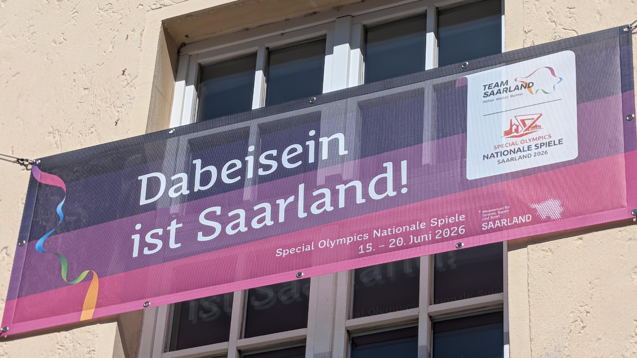 Ein Banner mit der Aufschrift: Dabeisein ist Saarland an einem Gebäude