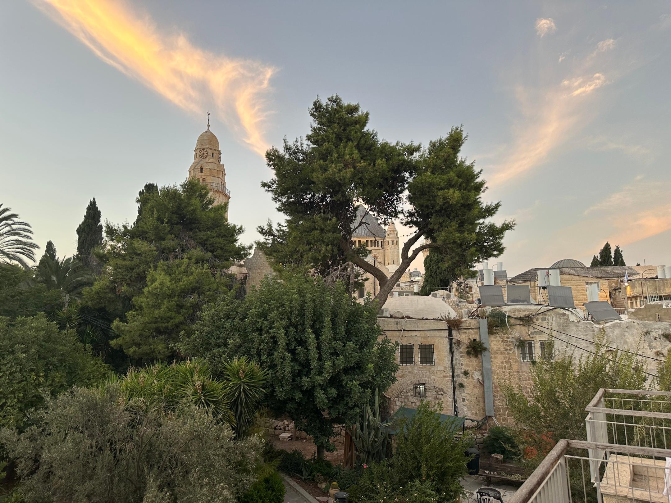 Ein malerischer Blick vom Studienhaus “Beth Josef” auf die Benediktiner-Abtei, ein Ort der Stille und Einkehr in Jerusalem.. (c) 2025 Noah Walczuch / Autor Ein malerischer Blick vom Studienhaus “Beth Josef” auf die Benediktiner-Abtei, ein Ort der Stille und Einkehr in Jerusalem..