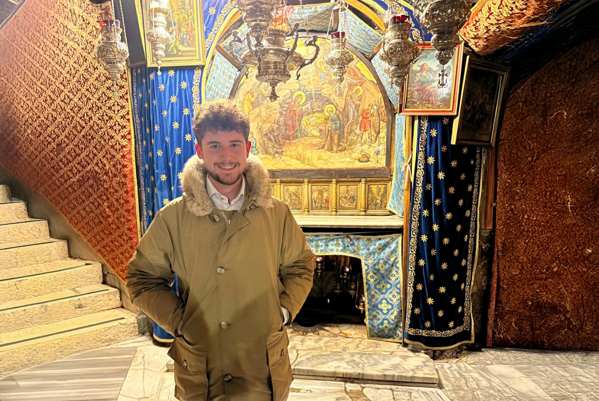Noah Walczuch in der Heiligen Nacht vor der Geburtsgrotte Jesu in Bethlehem, einem der zentralen Orte des christlichen Glaubens. (c) 2025 Noah Walczuch / Autor Noah Walczuch in der Heiligen Nacht vor der Geburtsgrotte Jesu in Bethlehem, einem der zentralen Orte des christlichen Glaubens.