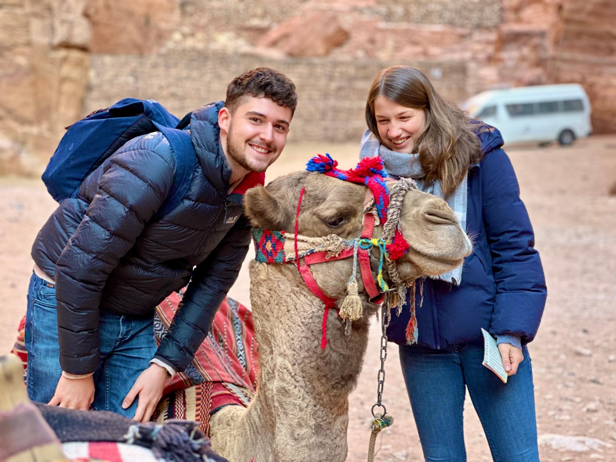 Noah Walczuch, Theologiestudent, vor der atemberaubenden Kulisse der Felsarchitektur von Petra in Jordanien, einem UNESCO-Weltkulturerbe. (c) 2025 Noah Walczuch / Autor Noah Walczuch, Theologiestudent, vor der atemberaubenden Kulisse der Felsarchitektur von Petra in Jordanien, einem UNESCO-Weltkulturerbe.